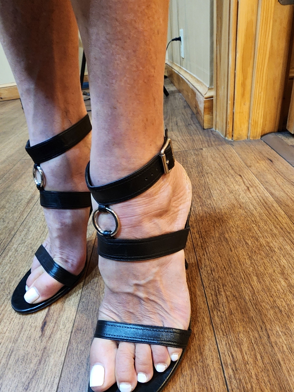 VINTAGE MANOLO BLAHNIK STRAPPY SANDLES WITH METAL RING - Picture 3 of 5
